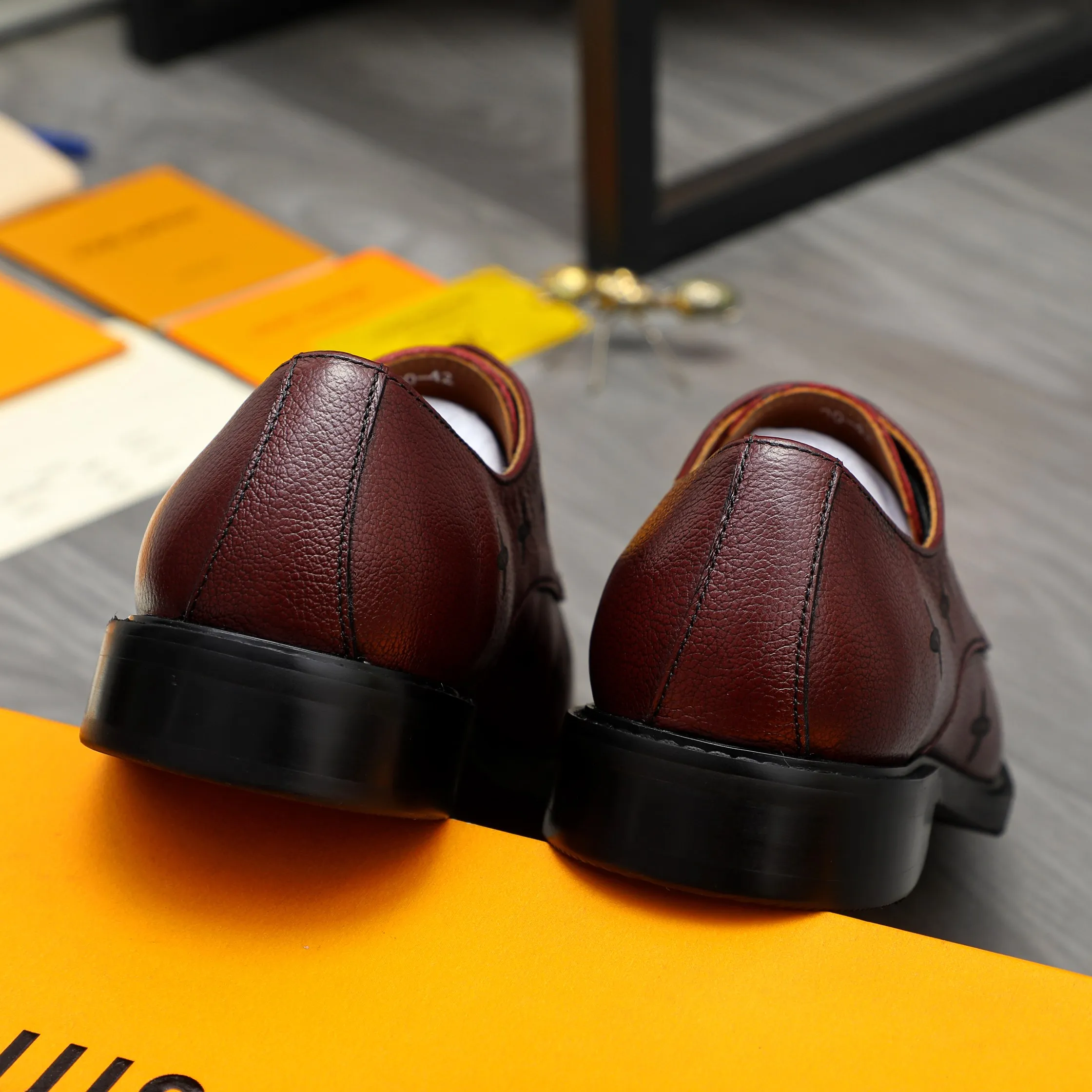 Men's shoes 💰p460 Product trademark: LV (Louis Vuitton) business lace-up formal leather shoes Regular size: 39-44 (38.45 custom-made, non-refundable) Product materials: Selected high-quality pebbled cowhide embossed upper, cowhide lining, original rubber outsole